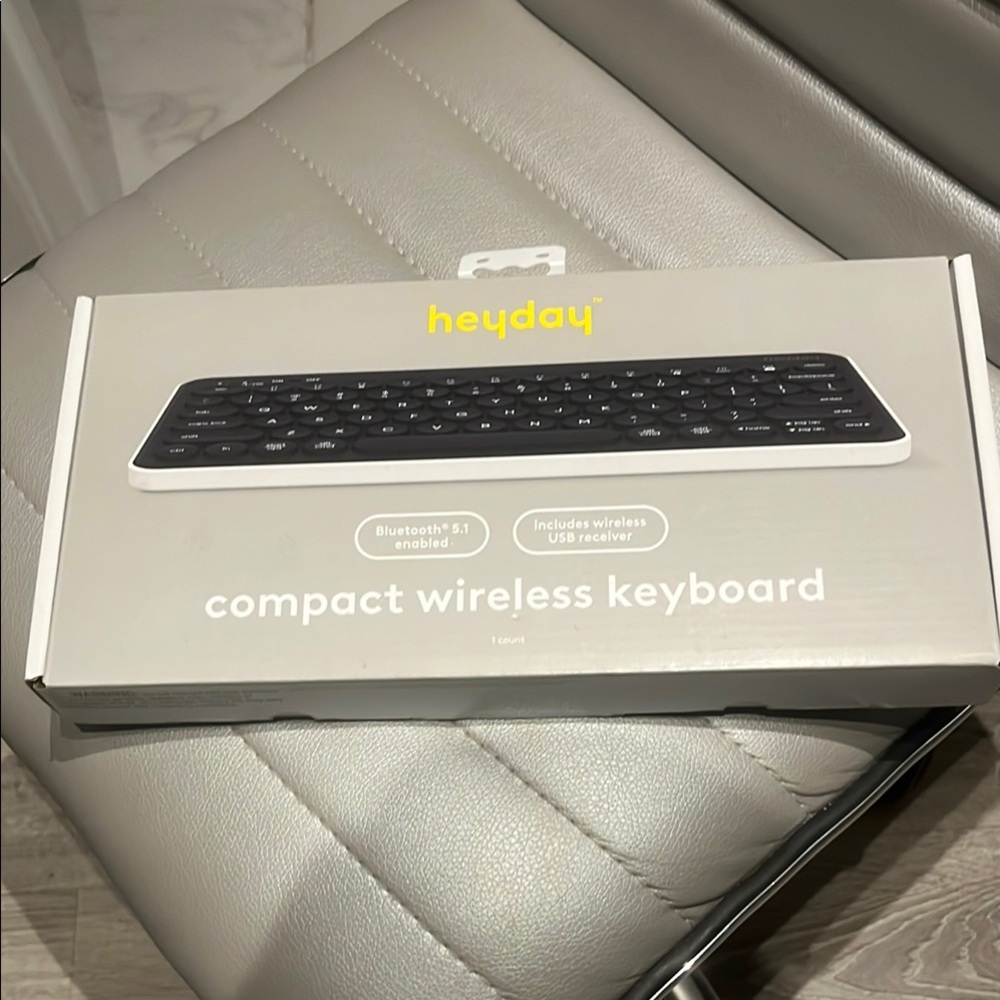 Heyday Wireless Keyboard - Black and White